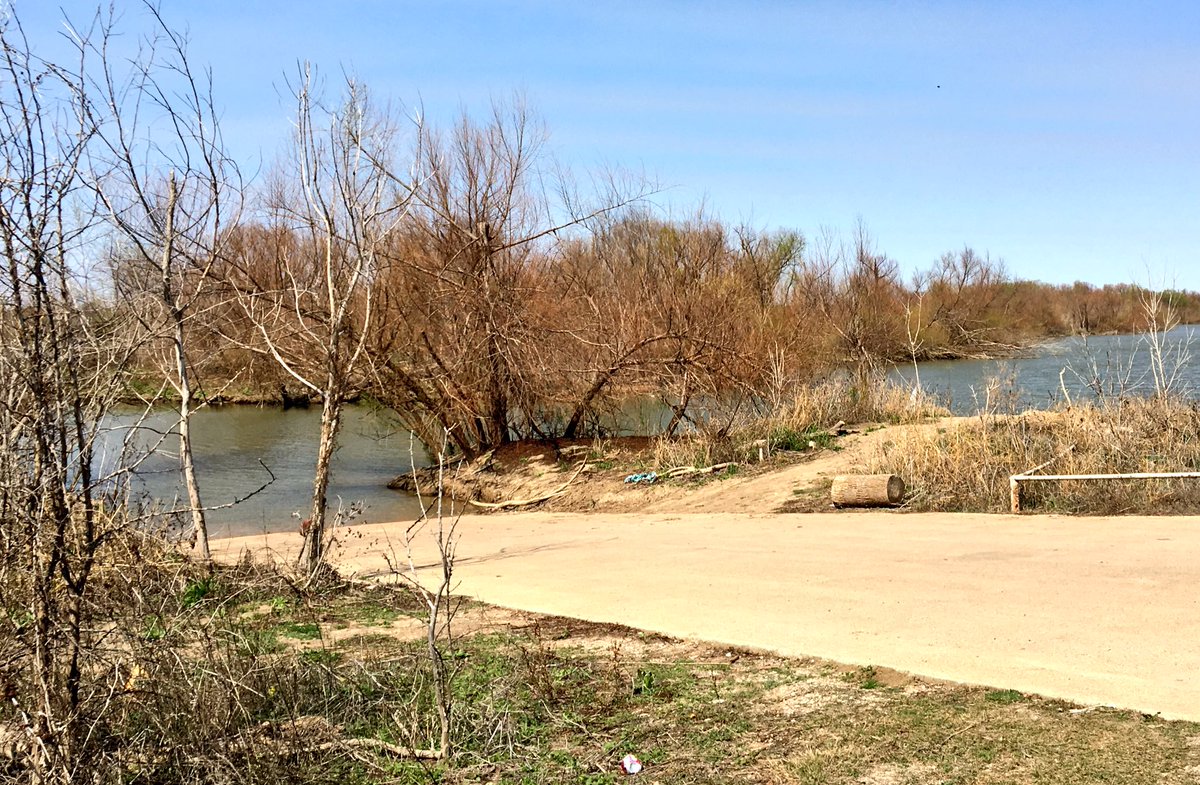 DAnglinFox4's tweet photo. Searchers still out on Denton Creek...as we wait at TrophyClubPark. Toddler found OK this morning but father still missing. #missingboaters https://t.co/A1qibrtYQT