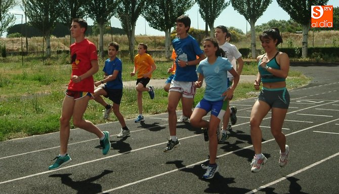 mirobrigaaldia's tweet photo. De las depauperadas pistas de El Puente a recibir una medalla del atleta que ‘salvó’ los JJOO en los 80 https://t.co/1p6vjslp2J https://t.co/NYQyNNMG1O