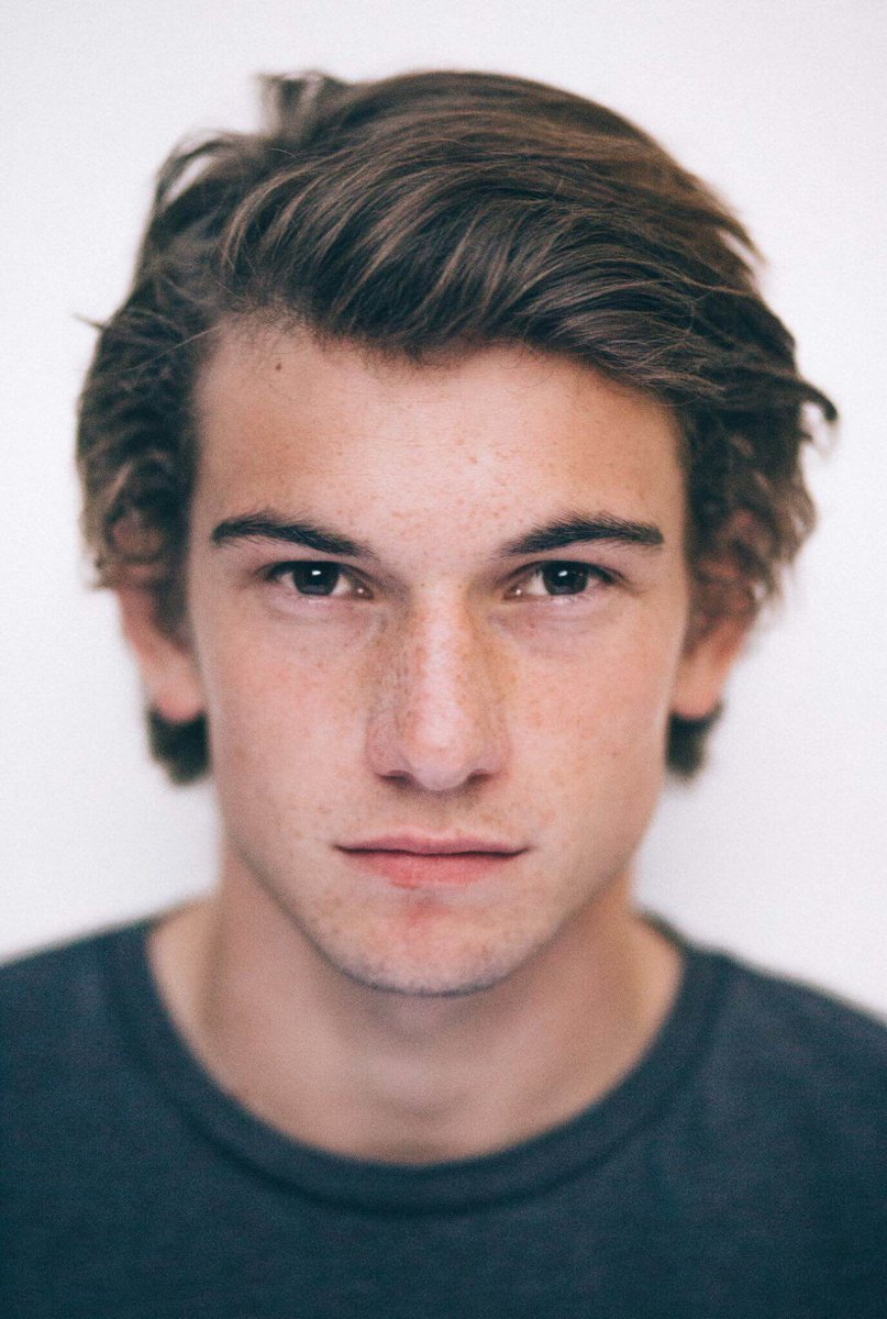SKAM__addict's tweet photo. Aujourd'hui c'est l'anniversaire de Thomas Hayes (aka William) : il fête ses 20 ans ! 😃🎉🎉 #skam https://t.co/eewpmzTYVe