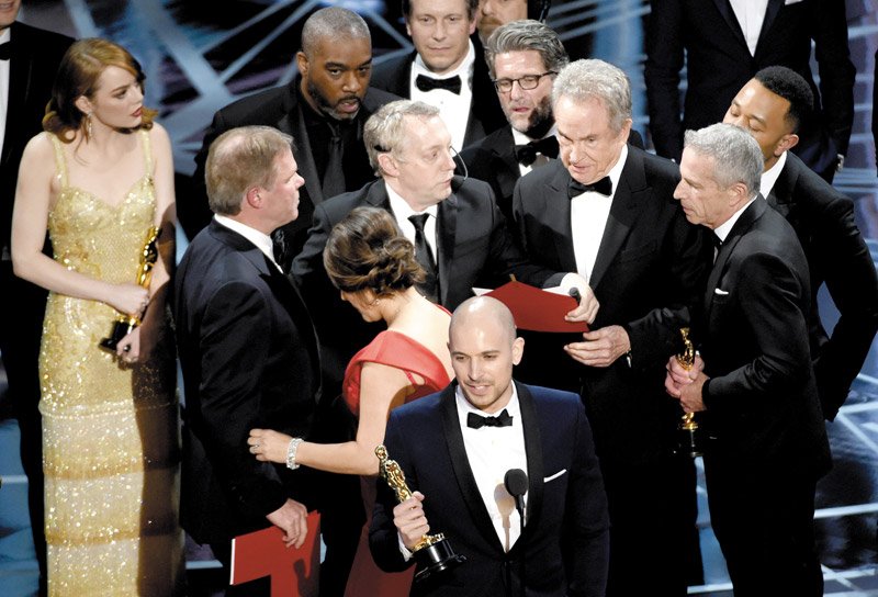 MetroHNL's tweet photo. Thank God the Oscars are done. But can we just, like, change the whole thing? https://t.co/9R2jwr9YhB https://t.co/tLYuw4jLkn