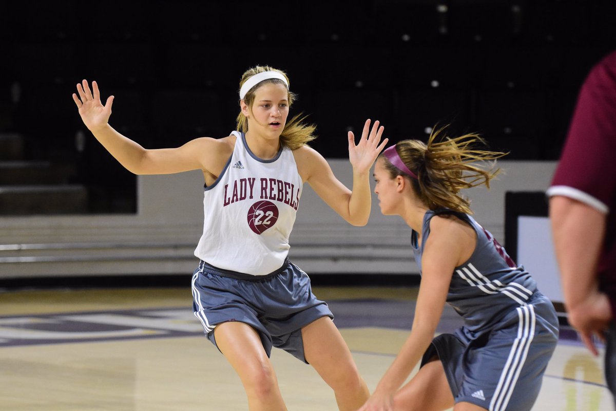 📷🏀: The South Greene girls' basketball team going through practice at Tennessee Tech on the way to Murfreesboro.