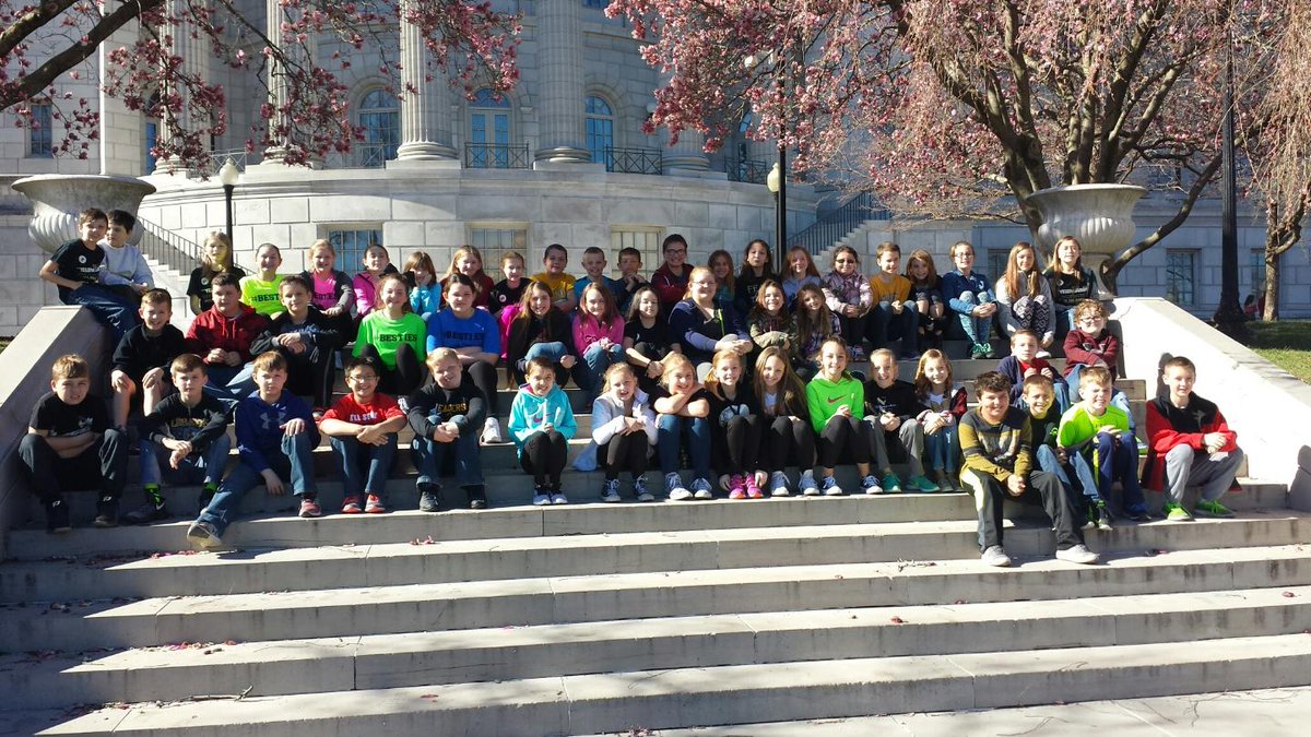 rdjennings3's tweet photo. 5th graders from Mrs. Kinde &amp; Ms. Knight's classes enjoying their field trip in Jeff City! @LebanonR3 #R3Awesome #R3learns @SavannaKnight1 https://t.co/ekJCOglED0