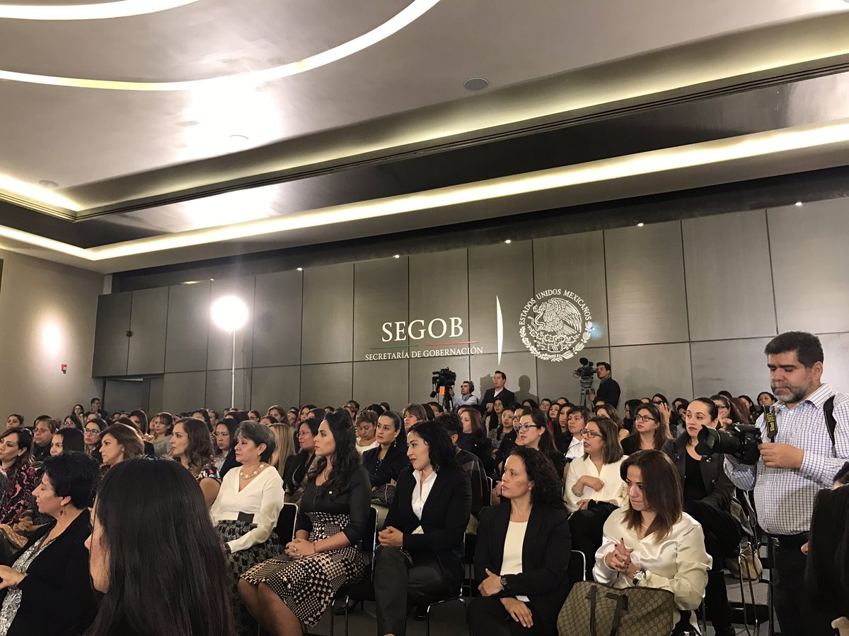 Ale_Lecona_Az's tweet photo. "@osoriochong nos representa de una manera muy grande y le pedimos que siga sensibilizando a los hombres en otras dependencias y en México" https://t.co/7Urhos3dUu