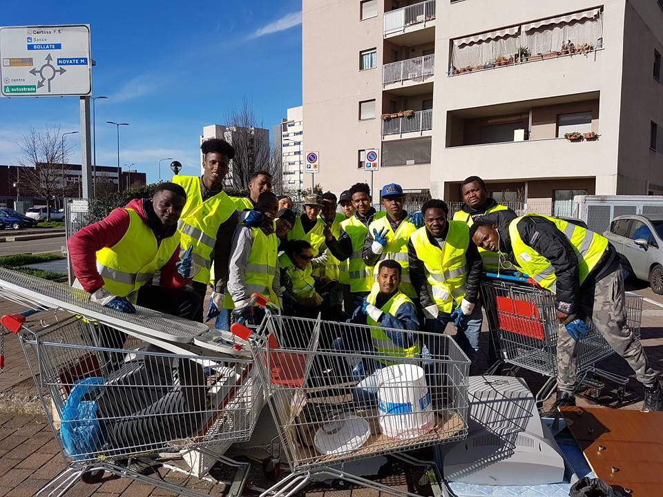comunicazionemm's tweet photo. #MMCasa - Oggi in via Zoagli 7,  30 ragazzi #rifugiati hanno dato il loro prezioso contributo in pulizia di cantine e box #unazioneincomune https://t.co/Bz85DM7PJB