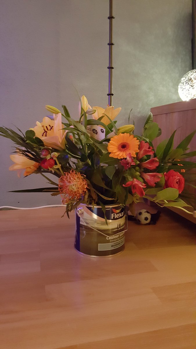 Pamsel_Pam's tweet photo. Een mooie bos bloemen gekregen ivm verhuizing , maar nog geen vaas in huis 🤔 #outofhebox #flexa #voorallesiseenoplossing https://t.co/CfxPgk6D8Q
