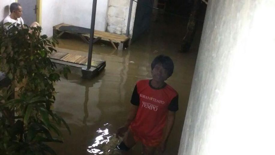 Pejaten Timur Tergenang 30 Cm, Warga Selamatkan Barang dan Berjaga detik.id/68pWjn