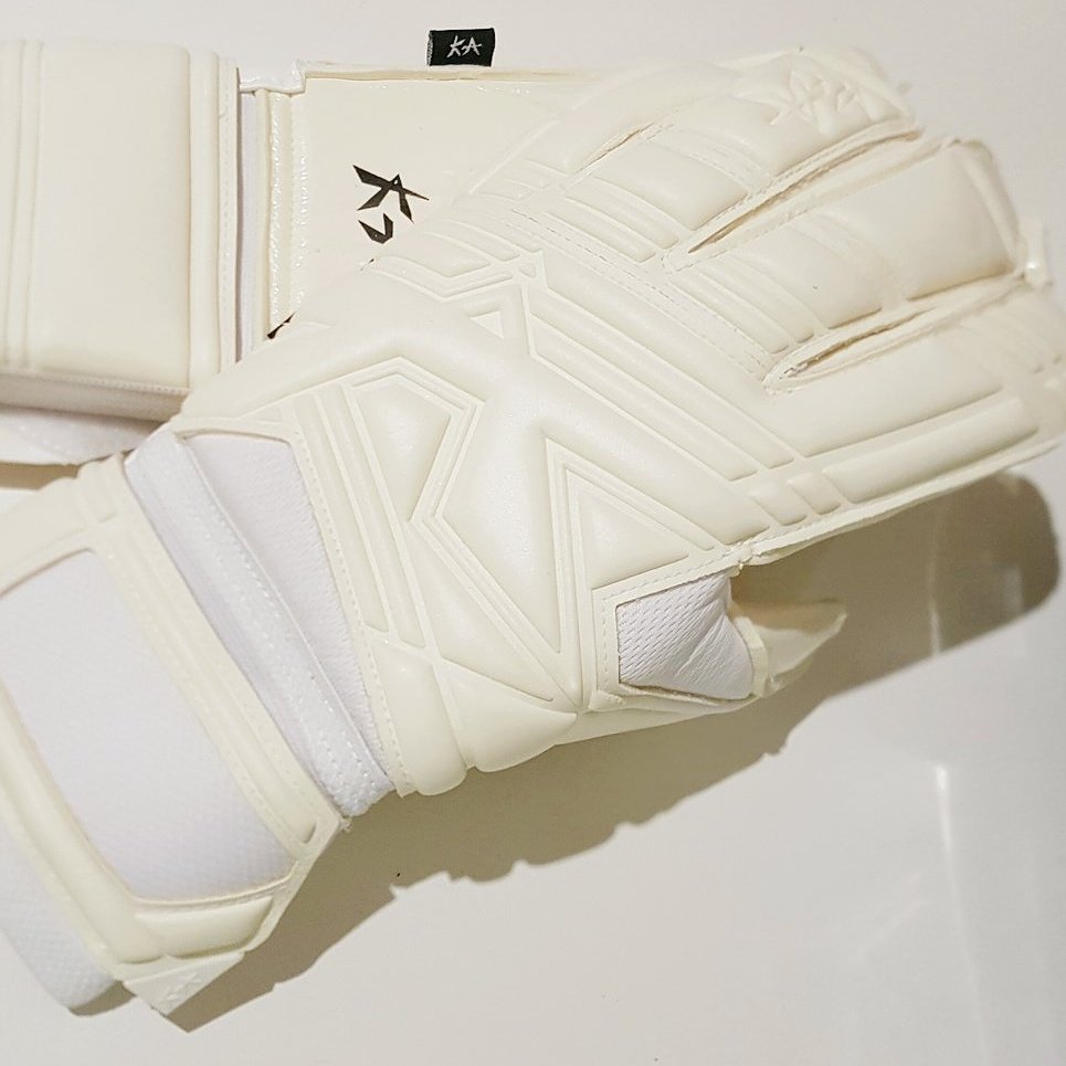 While waiting for the glove testers short list.. Here is another comp for <a href="/RichODonnell23/">Richard O'Donnell</a>  smu gloves. To enter RT AND Follow. Winner 10pm