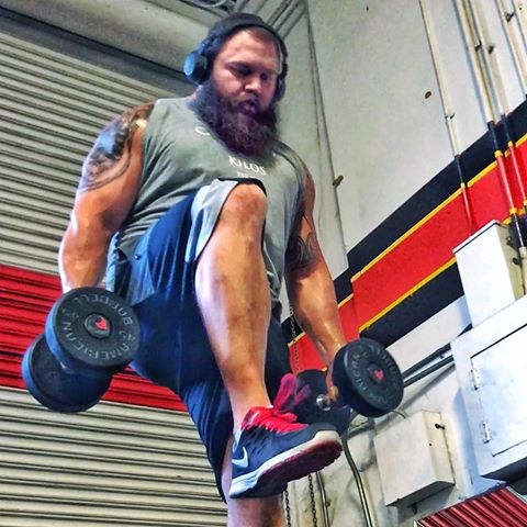 @TheOnlyJohnnyZ Just doing champ things. You want lessons? #biggerthanyou #strongerthanyou #prettierthanyou