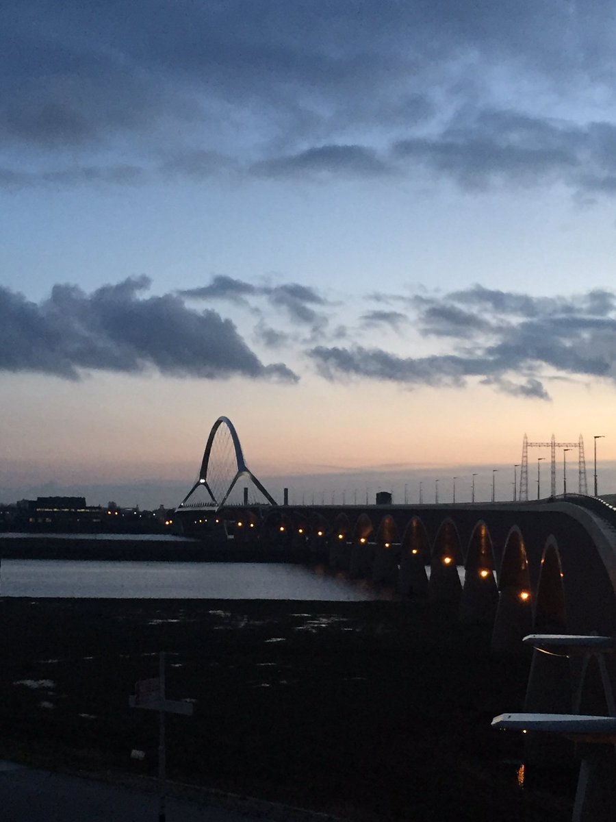 Walking the Sunset March #nijmegen with <a href="/vfondsvrede/">Vfonds</a> <a href="/WWIImuseum/">National WWII Museum</a> a daily tribute to 48 heroic Americans   @liberationroute #USA