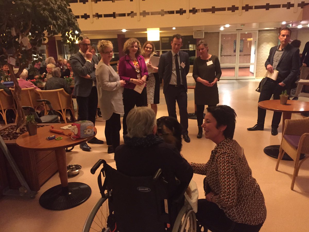 ChristelPieper's tweet photo. Kennismaken met dementiehond Noura door minister Edith Schippers bij locatie Ielânen @Patyna_ https://t.co/9DgZicz3Ti