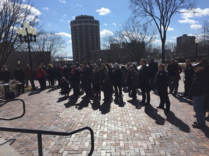 SafeHavenSRC's tweet photo. Thank u to the 50+ Northland community members who showed up for Domestic Violence Action Day!! #Duluth #SafetyHere #mnleg https://t.co/EXftjVyvBt