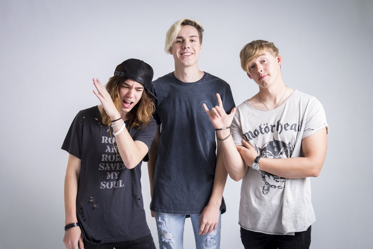 Run2Cover's tweet photo. PRE-ORDER OUR NEW SINGLE ON THE 13TH (Monday) TO GET BRANDON TO STOP DABBING🔪🔙🖤 #run2cover #stabmyback https://t.co/6QQMQGBhRM