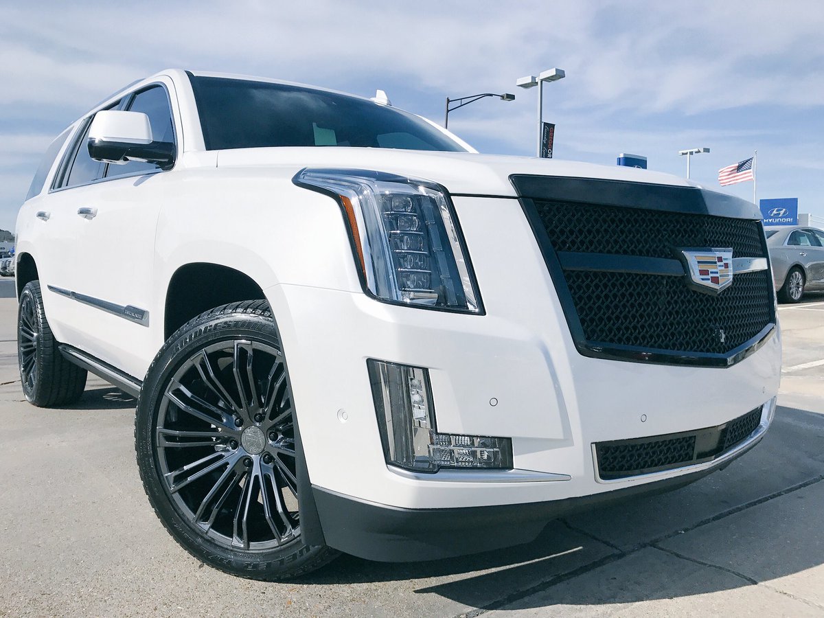 vtr100ig's tweet photo. 😻Luxury. Vogue wheels and grille. #luxury #cadillac #escalade #luxurylifestyle #style #fashion #tmz https://t.co/NCFaj9mly1