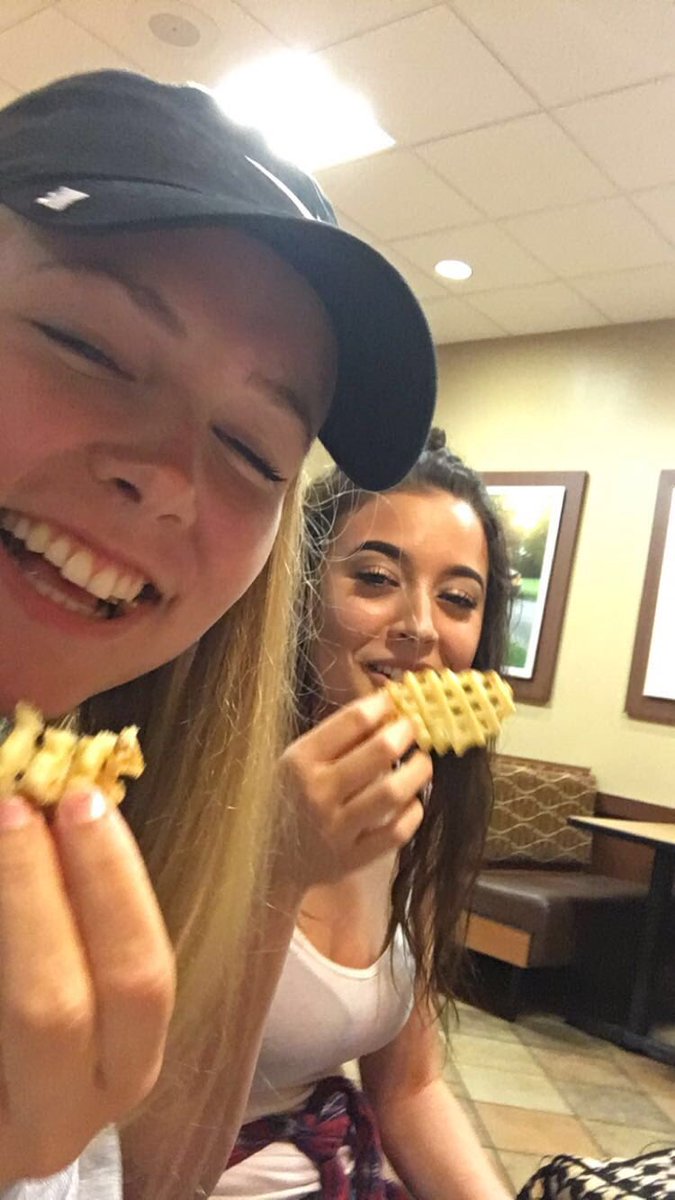 julia_forrant's tweet photo. @alyssacote14  Happy Birthday Beautiful i love you 💕💕 https://t.co/I2gyRJecS9