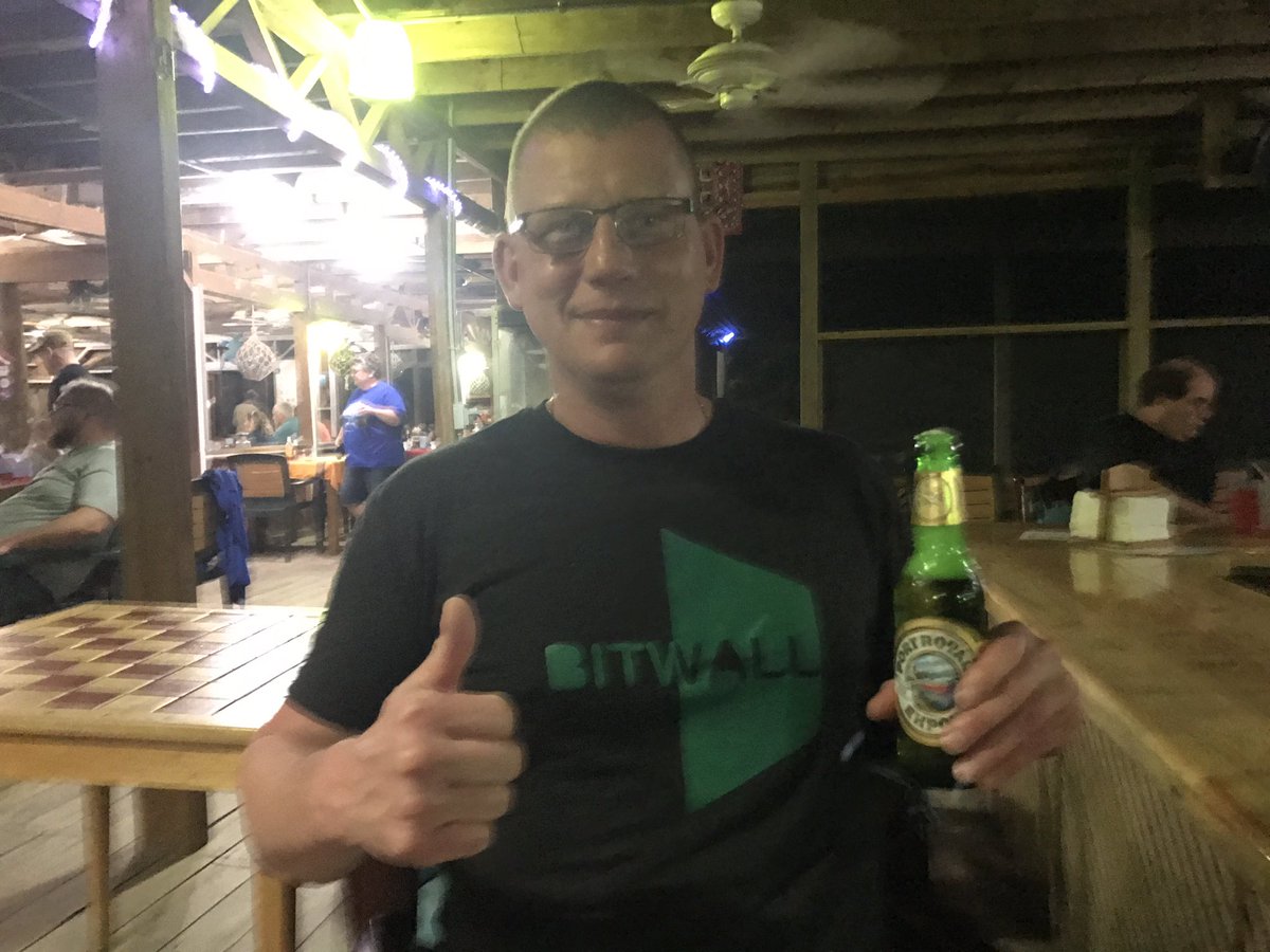 vernstech's tweet photo. Beers in Roatan. #Bitwalll https://t.co/88mBTlrK1L