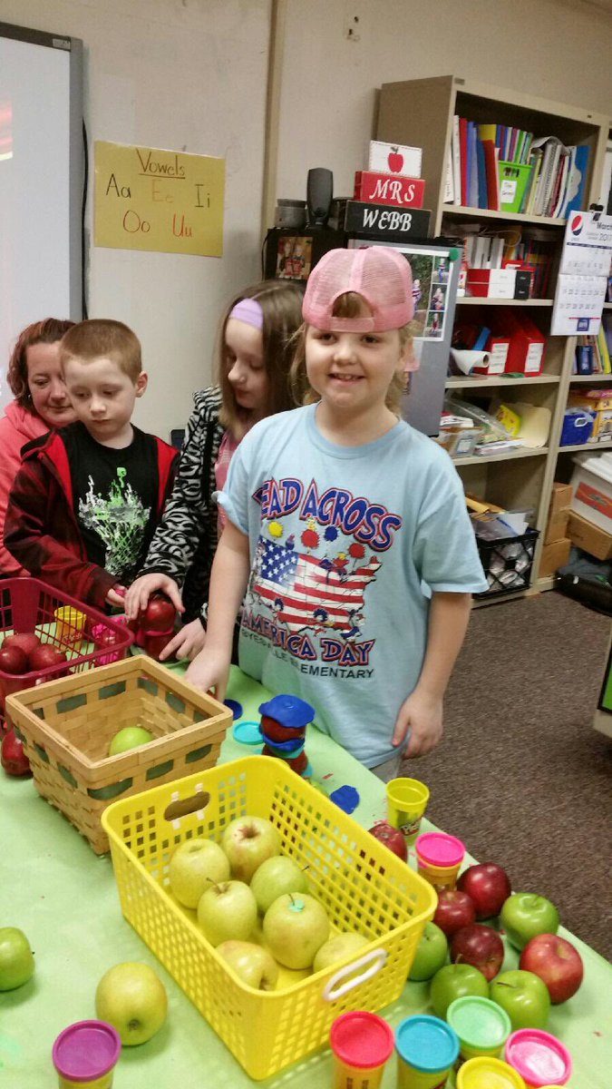 rgreggbyesville's tweet photo. Byesville Elementary Literacy Night
#applestacking #stem #secondgrade #ByesvilleRocks @gailthomas47 @RHLSD_Colts https://t.co/qeqemS7jPg