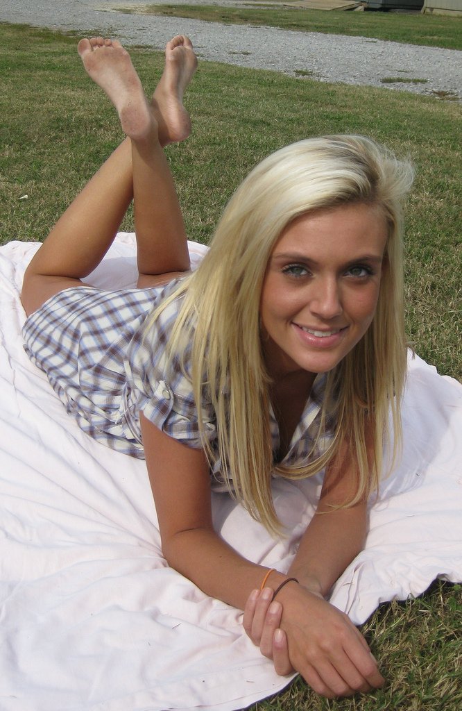 FeetAndStuffAnd's tweet photo. The pose.  #Barefoot #BarefootOutdoor #feet #femalefeet #footfetish #soles https://t.co/GIi0caf6Hd