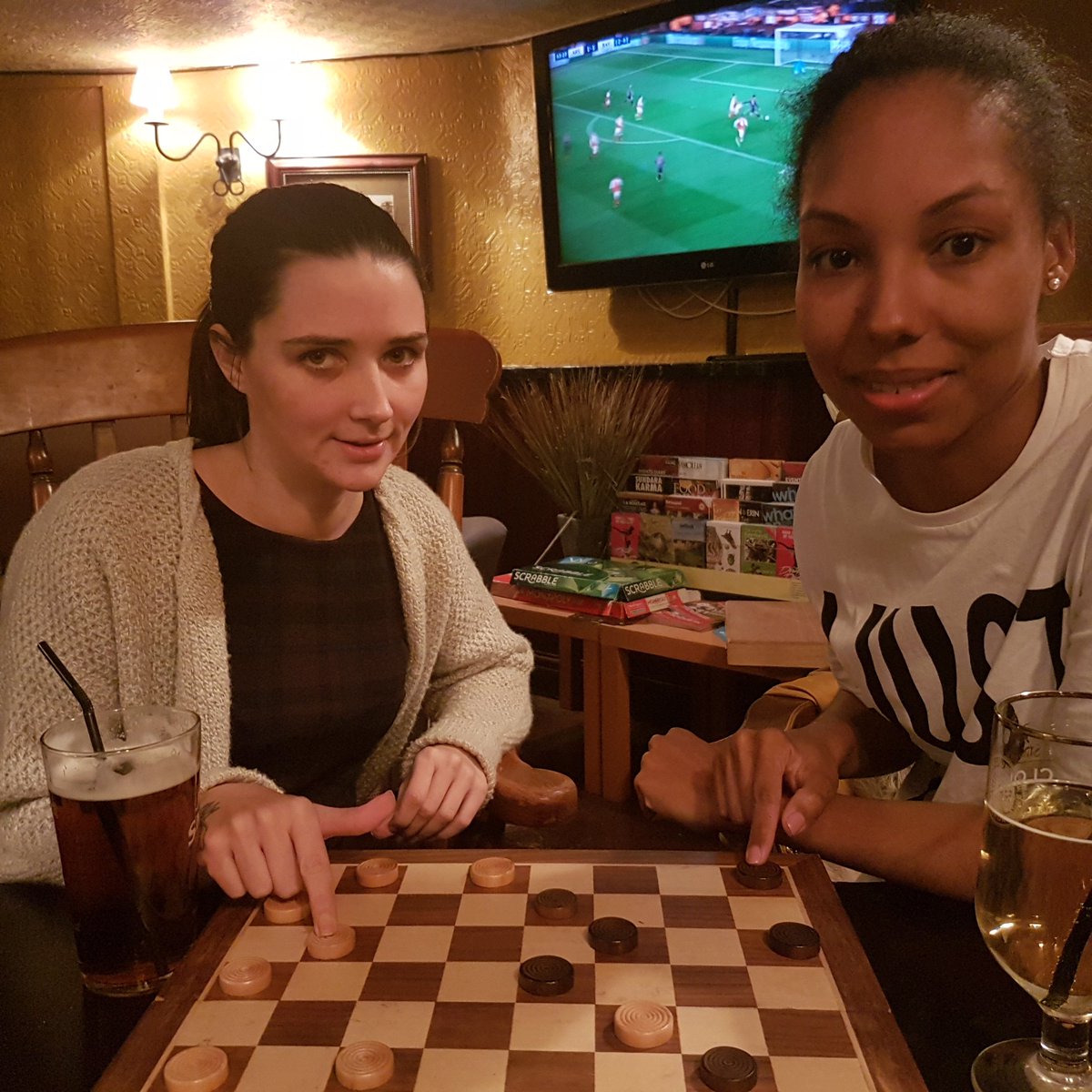 PixieeLittle's tweet photo. Pub in reading! With @Sweet_Queenxoxo xxx https://t.co/gTe7bsNfjA