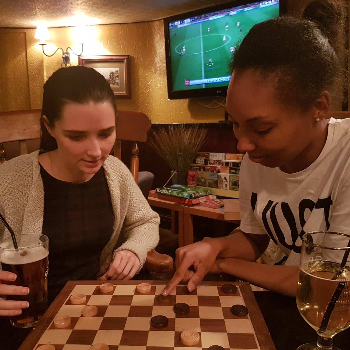 PixieeLittle's tweet photo. Pub in reading! With @Sweet_Queenxoxo xxx https://t.co/gTe7bsNfjA