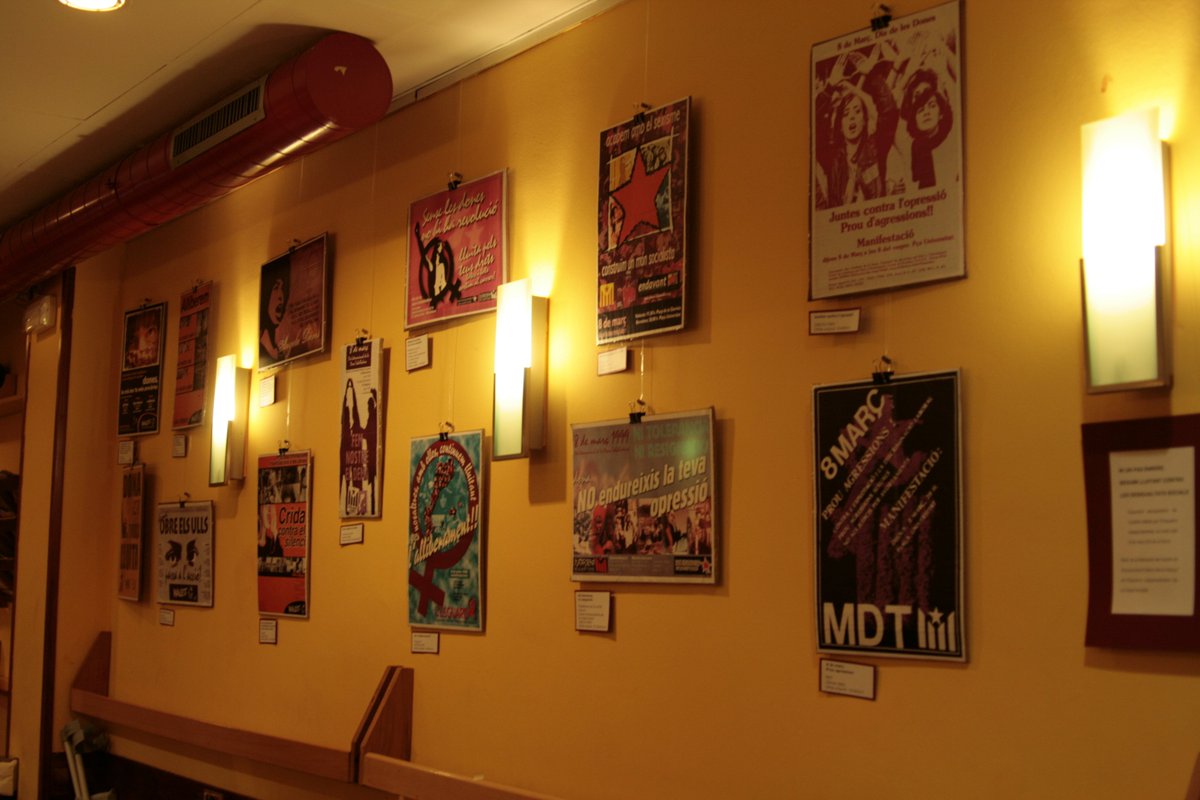 8 de març de 2012 a <a href="/Atzucac_/">Taverna Atzucac</a> de Mataró es feia l'exposició 'El 8 de març en cartells, vam col·laborar-hi aportant cartells del nostre fons