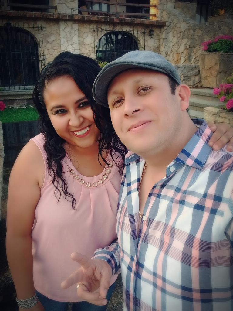 KarentRab's tweet photo. Un placer conocerte @flacoelizalde 💜 #SiempreVale Bienvenido a tierras chiapanecas #Cintalapa🍻 #DinastiaElizalde @compajaviofi #Queloqueron🎤 https://t.co/S3wYjrYO7B