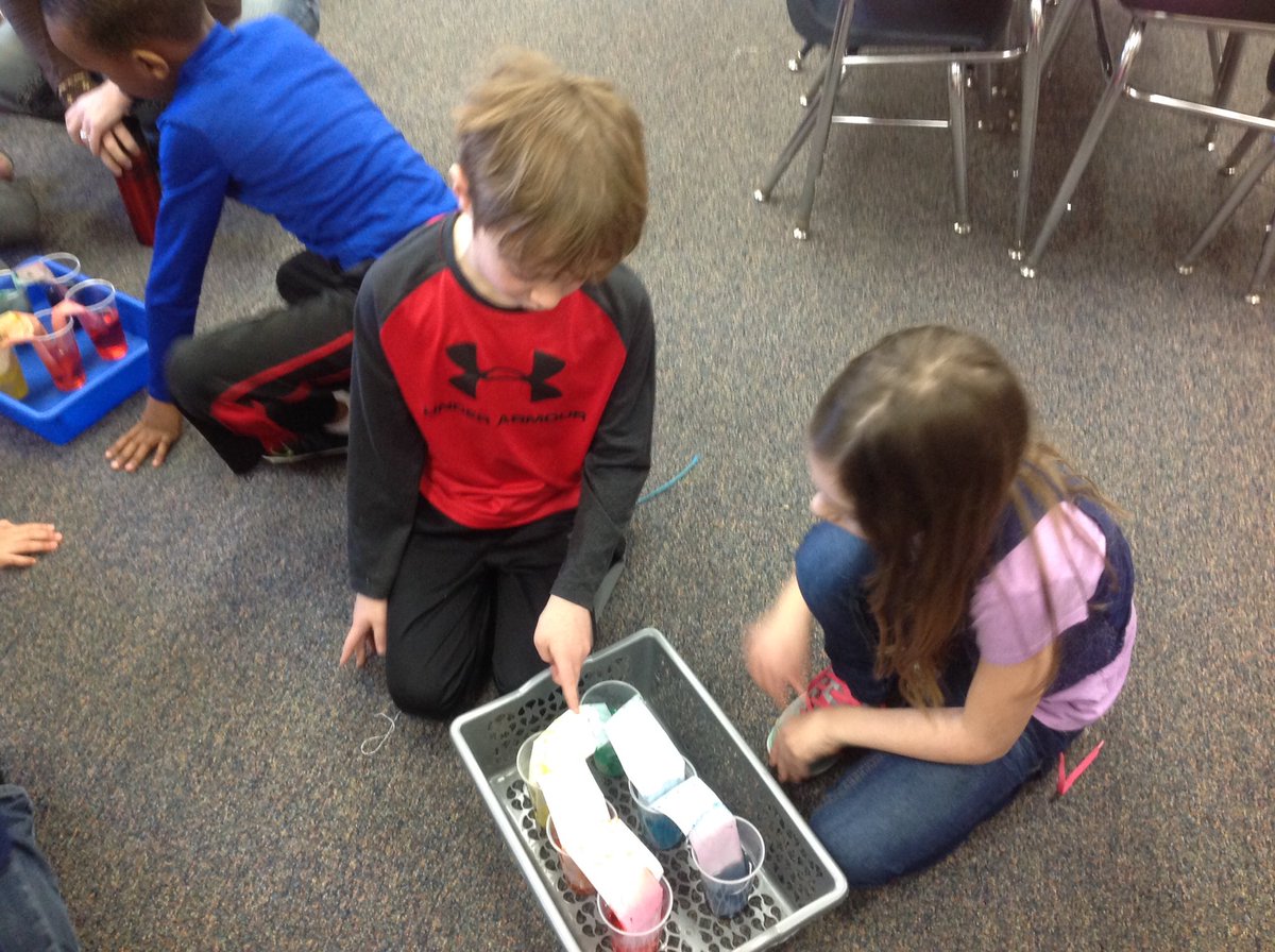 kstormopls's tweet photo. Experiment results are in! Paper towels make the best paper rainbows. 🌈☘️ @GrainwoodPLS https://t.co/m7GHqbyQkV
