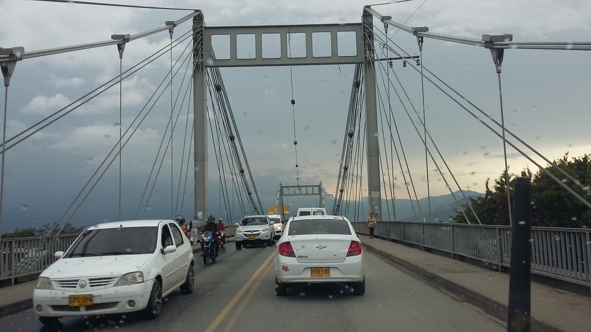 margarue's tweet photo. Y del puente para esta allá esta Cali...  #CaliCo #marchado https://t.co/8P2nEnA0TL