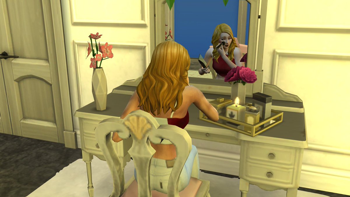 EmSimpleWorld's tweet image. #thesims4 #girl #woman #sims #mirror #makeup #flower #roomdecor #decor #room #blonde #game #candle