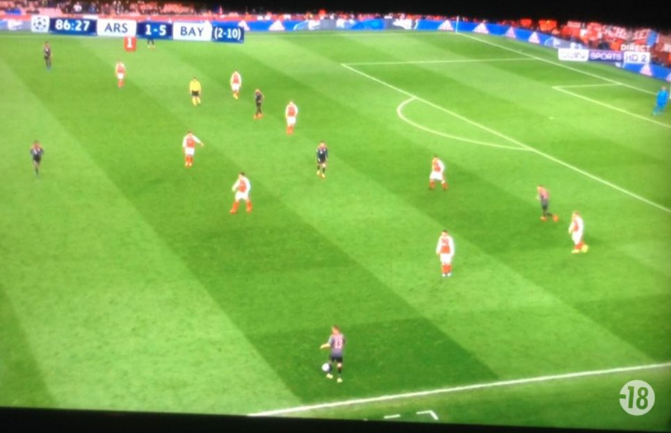 PrinceduParc's tweet image. Et Beinsport qui met le logo -18 pendant le match #ARSFCB ! Les gamins ! 😂
