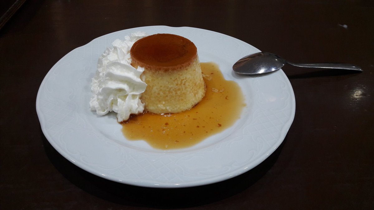 Flan casero para endulzarnos esta noche de martes 
#flan #dulcescaseros #pasarileando #sabores