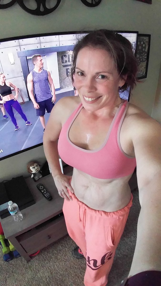 DParini30's tweet photo. I'm not perfect but I'm working to be better. This is vulnerability... Sharing photos that show your flaws
#CDF #fitmom #workout #abs https://t.co/tUq2ieSCem