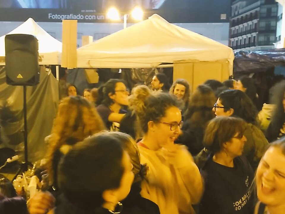 feminicidio's tweet photo. #TodasASol celebran un paso histórico. Desconvocan la huelga de hambre tras conseguir que se acepten sus 25 puntos
GRACIAS, compañeras https://t.co/dWCf8a1WfG