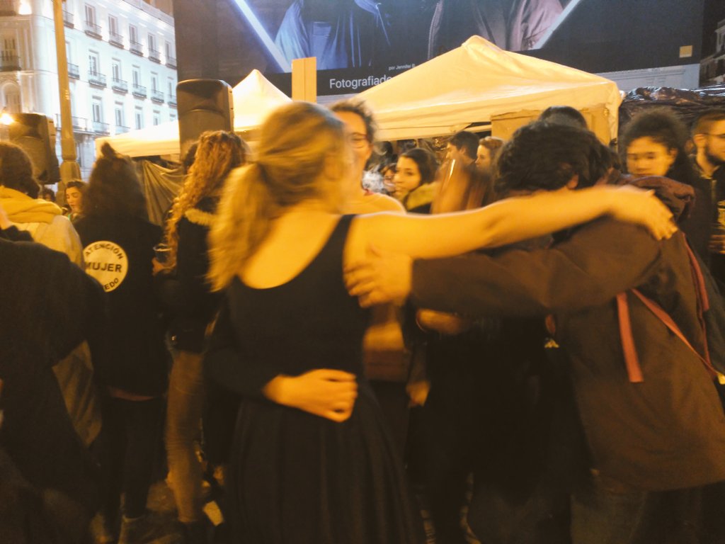feminicidio's tweet photo. #TodasASol celebran un paso histórico. Desconvocan la huelga de hambre tras conseguir que se acepten sus 25 puntos
GRACIAS, compañeras https://t.co/dWCf8a1WfG