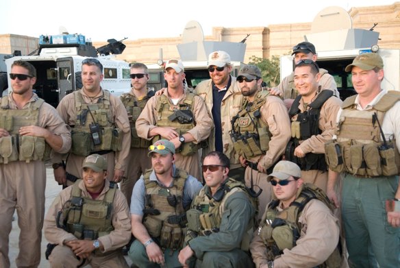 tobykeith's tweet photo. 2007 @the_USO Tour: Toby stands beside these brave men and women in uniform. #OurHeros #TroopsTuesday 🇺🇸 https://t.co/jgi8PA4Kkc