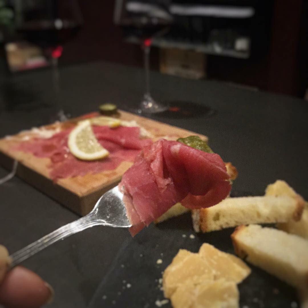 Un #aperitivo in #enoteca con ottimi vini, birre e chicche introvabili come #bitto e #carnesalada #ilmaltoeluva #milano