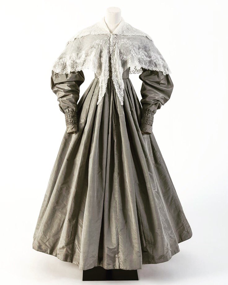 kateStrasdin's tweet image. Seeing this 1830s whitework collar yesterday @Fashion_Museum reminded me of @Burberry capes this season. Love the shared connections...