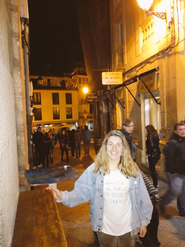 Luciaeapagouse's tweet photo. @AnaOxigenada morriña dices? Non se notou moito a alegria (de vernos)... 😏😏💛 https://t.co/a0JZKbffw2