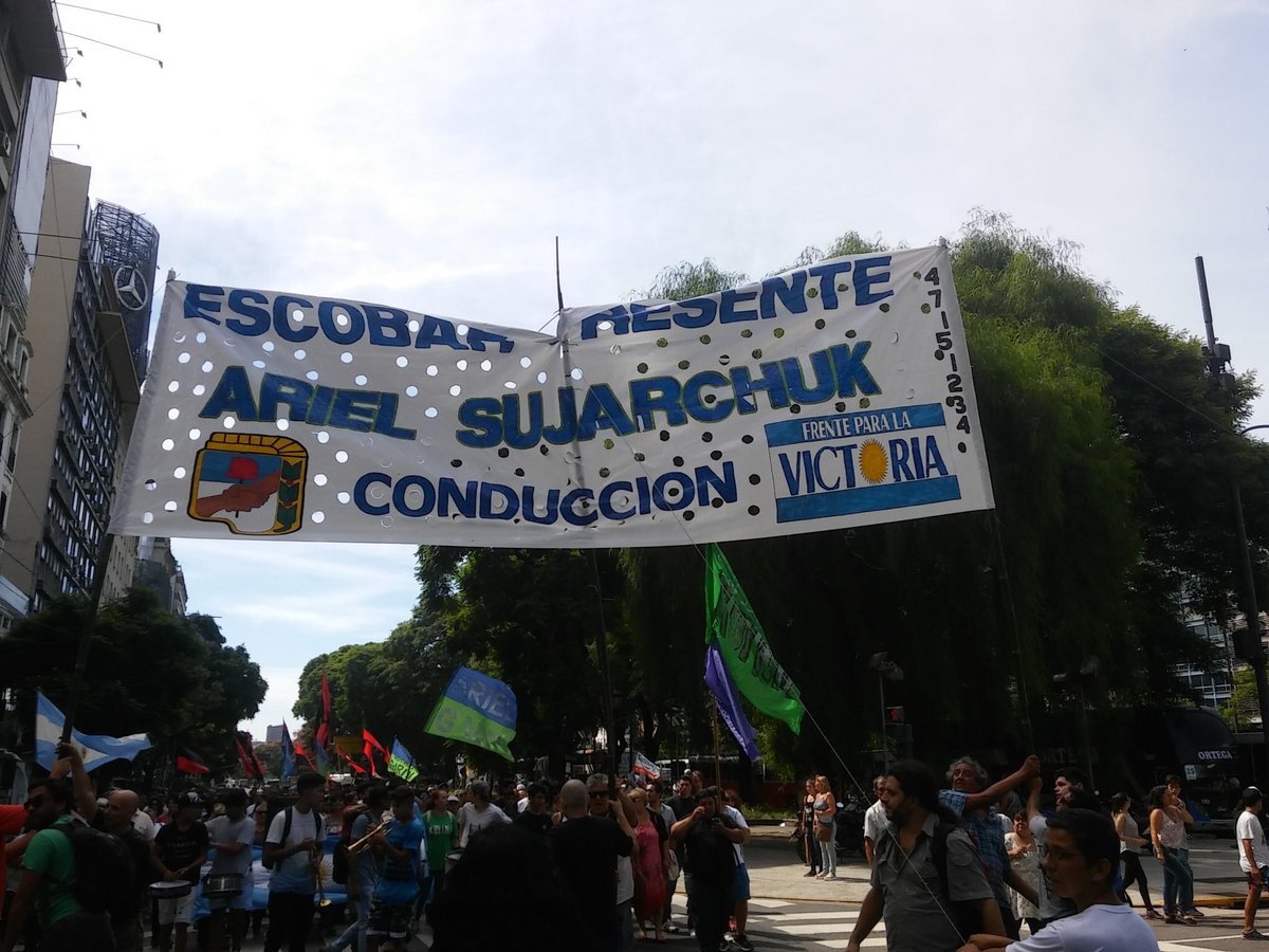 javirehl's tweet photo. #EscobarPresente en la Movilización de la CGT y CTA.
La militancia resistiendo el modelo ajustador neoliberal de #MacriGato #ParoNacional https://t.co/h5qLi7Eh41