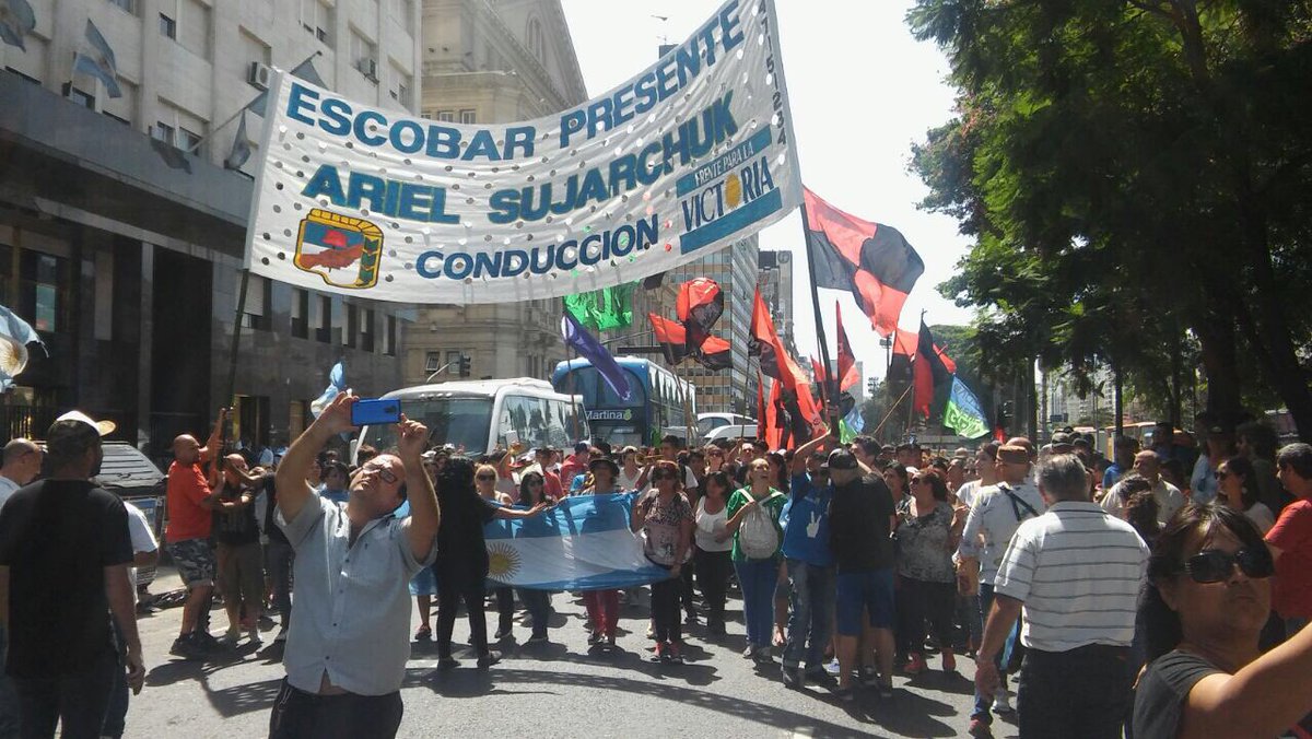 javirehl's tweet photo. #EscobarPresente en la Movilización de la CGT y CTA.
La militancia resistiendo el modelo ajustador neoliberal de #MacriGato #ParoNacional https://t.co/h5qLi7Eh41