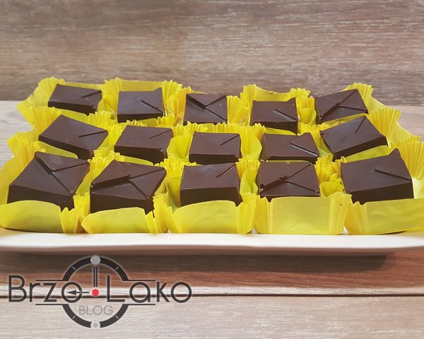 brzoilako's tweet photo. Egzotična kombinacija ukusa. Praline punjene suncokretom https://t.co/vBIkqJlwLR #brzoilako, #cokolada, #desert, #praline, #suncokret https://t.co/FJ0FczubyQ