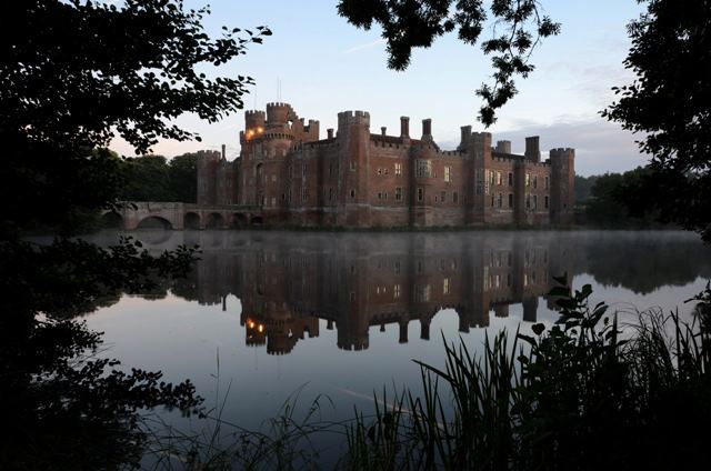 Harry_Potter_TM's tweet photo. Se inauguró un Hogwarts real en el castillo de Herstmonceux. A la mierda todo, yo me voy a Reino Unido. https://t.co/G3jOQihvzI