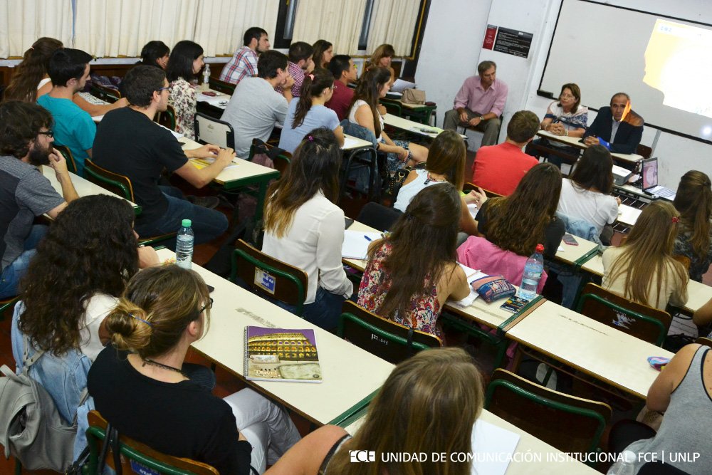 economicas_unlp's tweet photo. El decano @MLopezArmengol y la Sec. de Extensión @crilanueve realizaron la apertura del Programa Amartya Sen 2017 en @economicas_unlp https://t.co/6SzmxOPfpi