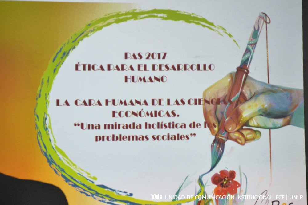 economicas_unlp's tweet photo. El decano @MLopezArmengol y la Sec. de Extensión @crilanueve realizaron la apertura del Programa Amartya Sen 2017 en @economicas_unlp https://t.co/6SzmxOPfpi