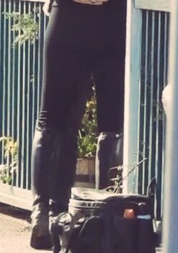 coldplaysmoon's tweet photo. EMMA SWAN ON HER TIPPY TOES TO KISS/HUG HER PIRATE BOYFRIEND ; A CONCEPT™ https://t.co/nMIsBo2HnC