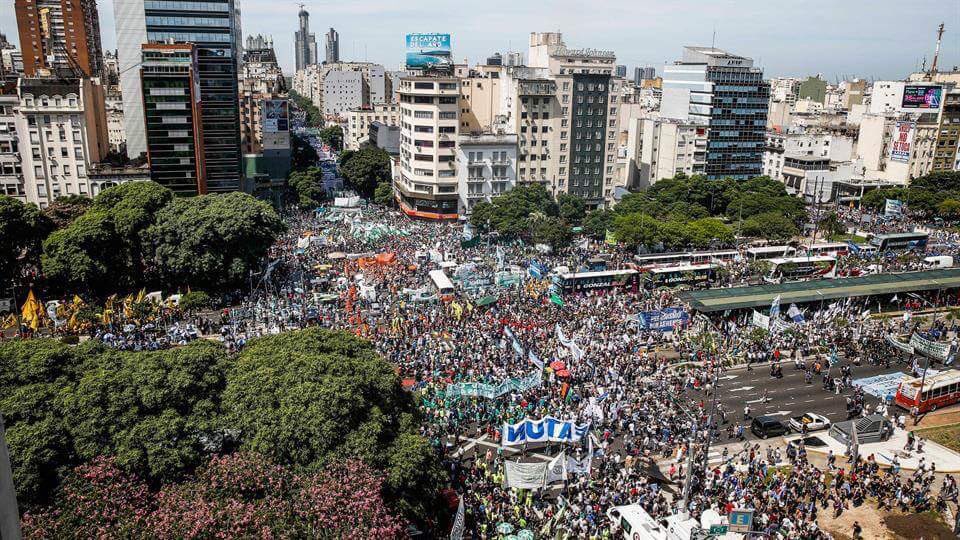 yaninavmartinez's tweet photo. Futurologia, mañana Clarin en su tapa dirá "La Campora luego de golpear a Mercedes Ninci rompió acto de 300 mil trabajadorxs" #MarchaCGT https://t.co/RZQgu5Onpz
