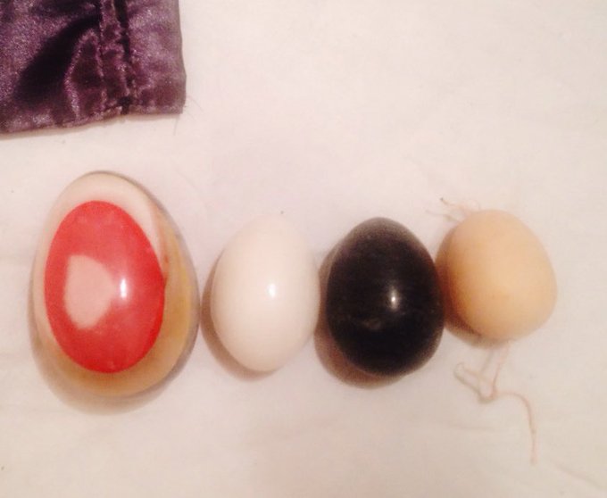 Mis cuatro huevos de jade para fortalecer los m&uacute;sculos de mi vagina y poder squirtear como lo hago. https://t<a href="/tag/nuevafotodeperfil"class="tags"><span>#nuevafotodeperfil</span></a>