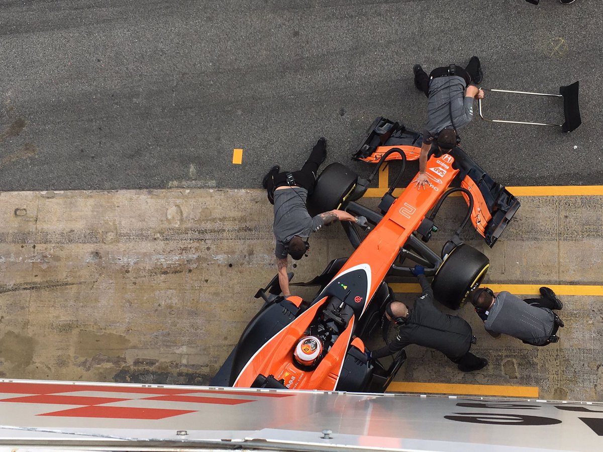 Sareyware's tweet photo. A few shots of @svandoorne returning to the @McLarenF1 garage tonight. #BadgerTest2 
#goinggoinggone https://t.co/csbHCoXVa2