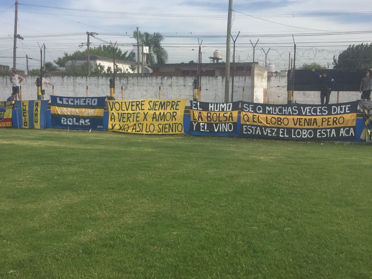 SC_ESPN's tweet photo. La hinchada del Lechero no se olvida del Lobo: la bandera para Cordone en el 0-0 ante Juventud Unida. https://t.co/Vq23p6rke9