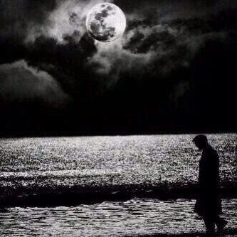 Грустная луна не отпускай меня. Луна одиночество. Одинокий человек. Одинокий человек и Луна. Лунное одиночество.