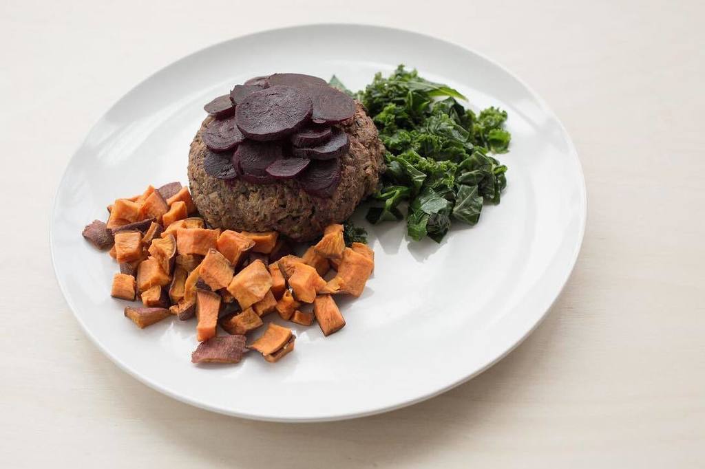 Mushroom &amp; Brown Rice Burger topped with Beets, served with sautéed Kale &amp; Sweet Potato 🍔🌿🍠// 📸: @maxgrudz .
.
.

#…